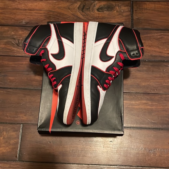 Air Jordan 1 Retro High Bloodline - Picture 3 of 6